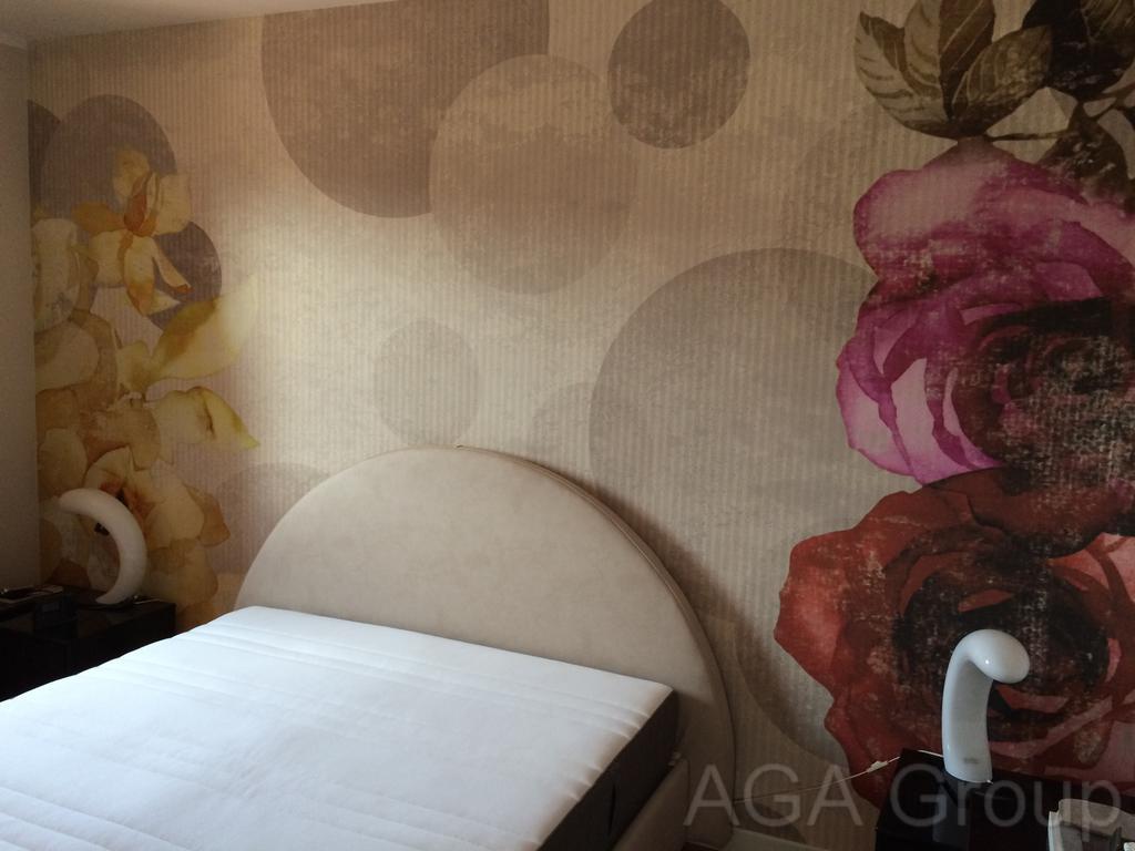 testiera letto con carta da parati in coordinato