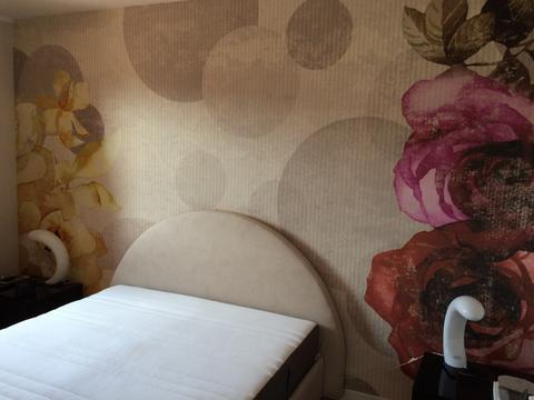 testiera letto con carta da parati in coordinato