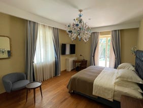 camera da letto villa di lusso in Lussino tessuti Designers Guild tende foderate con oscurante ed imbottite, tendaggio leggero in garza.