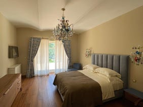 camera da letto villa di lusso in Lussino tessuti Designers Guild tende foderate con oscurante ed imbottite, tendaggio leggero in garza.