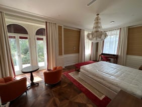 camera da letto villa di lusso in Lussino tessuti Designers Guild tende foderate con oscurante ed imbottite, con fascia perimetrale, tendaggio leggero in garza.