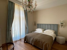 camera da letto villa di lusso in Lussino tessuti Designers Guild tende foderate con oscurante ed imbottite, tendaggio leggero in garza.