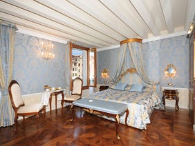 camera realzzata con corona a soffitto e tesuto tesato a parete per hotel Gran Canale a Venezia