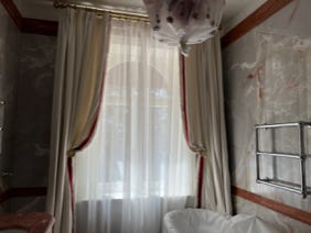 tende in misto lino con fascia perimetrale in costrasto di colore rosse, bagno suite in villa di lusso a Lussino 