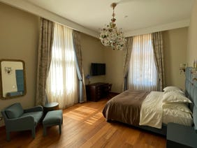 camera da letto villa di lusso in Lussino tessuti Designers Guild tende foderate con oscurante ed imbottite, tendaggio leggero in garza.