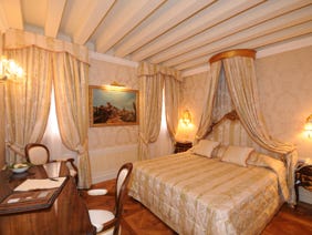 camera realzzata con corona a soffitto e tesuto tesato a parete per hotel Gran Canale