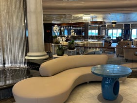 divano ad S in pelle realizzato per area ricevimento su nave da crociera 