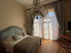 camera da letto villa di lusso in Lussino tessuti Designers Guild tende foderate con oscurante ed imbottite, tendaggio leggero in garza.