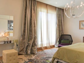 camera da letto villa di lusso in Lussino tessuti Designers Guild tende foderate con oscurante ed imbottite, tendaggio leggero in garza.