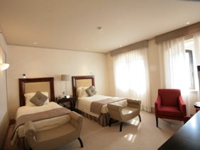 camera hotel Molino Stucky, mantovane in tessuto sintetico texture seta, realizzate a mano 