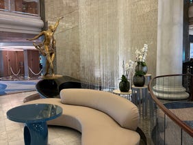 divano ad S in pelle realizzato per area ricevimento su nave da crociera 