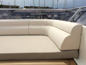 prendilsole superiore su yacht di. lusso in tessuto sintetico resistente ai raggi uv con texture simil lino 