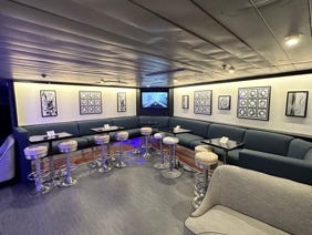 divanetto in vinile per salottino crew nave da crociera 