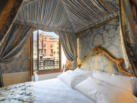 letto a baldacchino realizzato con tessuto plissettato interamente a mano per suite hotel gran canale a Venezia