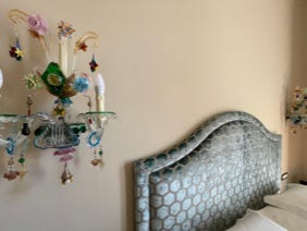 testiera letto in velluto di seta Designers Guild e borchiata a mano 