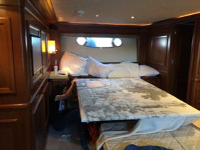 lavorazione testiera in seta dipinta a mano per yacht di lusso