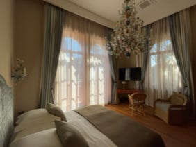 camera da letto villa di lusso in Lussino tessuti Designers Guild tende foderate con oscurante ed imbottite, tendaggio leggero in garza.