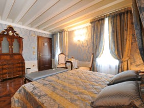 camera realzzata con corona a soffitto e tesuto tesato a parete per hotel Gran Canale