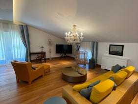 camera da letto villa di lusso in Lussino tessuti Designers Guild tende foderate con oscurante ed imbottite, tendaggio leggero in garza.