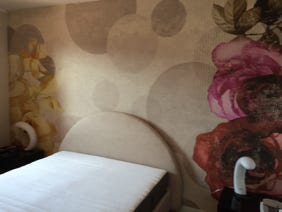 testiera letto custom made e carta da parati 