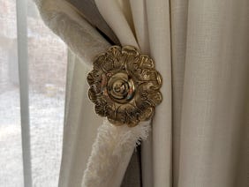 dettaglio porta ambrasse in ottone dorato 