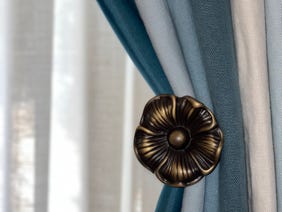 dettaglioi porta ambrasse in ottone anticato 