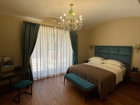 camera da letto villa di lusso in Lussino tessuti Designers Guild tende foderate con oscurante ed imbottite, tendaggio leggero in garza.