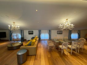 camera da letto villa di lusso in Lussino tessuti Designers Guild tende foderate con oscurante ed imbottite, tendaggio leggero in garza.