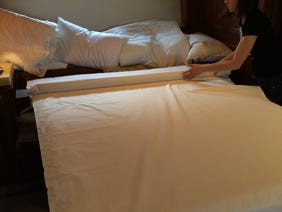 lavorazione testiera in seta dipinta a mano per yacht di lusso 