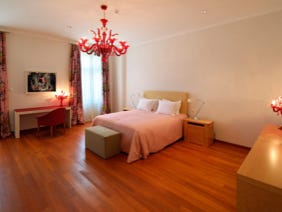 camera da letto villa di lusso in Lussino tessuti Designers Guild tende foderate con oscurante ed imbottite, tendaggio leggero in garza.