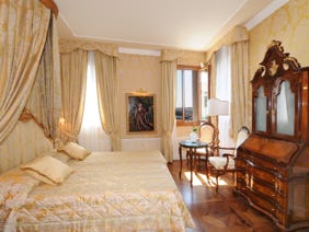 camera realzzata con corona a soffitto e tesuto tesato a parete per hotel Gran Canale