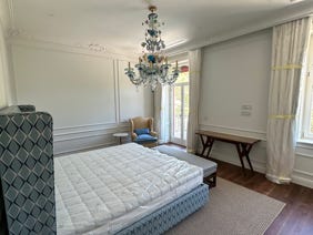 camera da letto villa di lusso in Lussino tessuti Designers Guild tende foderate con oscurante ed imbottite, tendaggio leggero in garza.