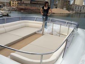 prendilsole superiore su yacht di. lusso in tessuto sintetico resistente ai raggi uv con texture simil lino 